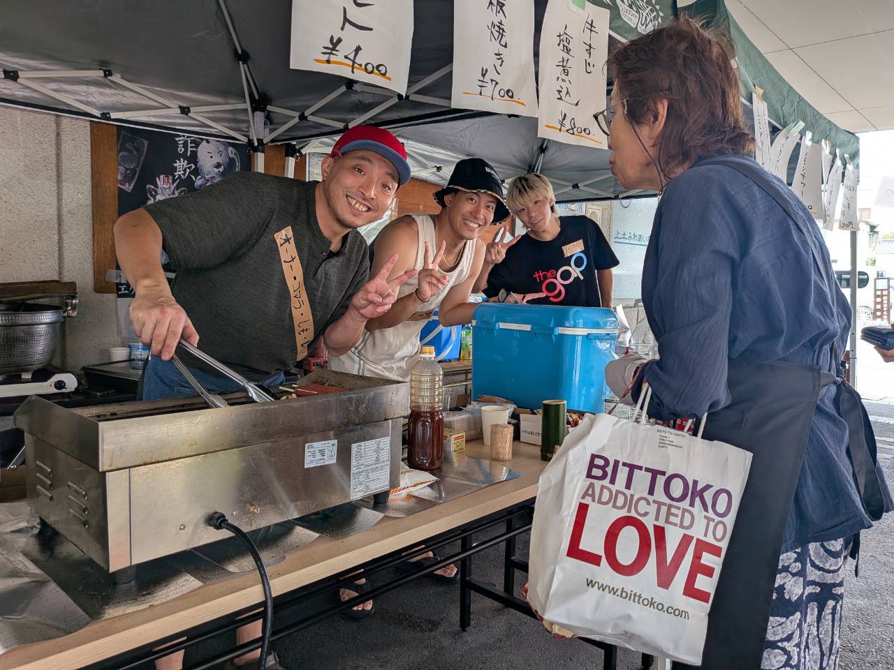 ナカラの屋台で鉄板焼きを提供するスタッフ