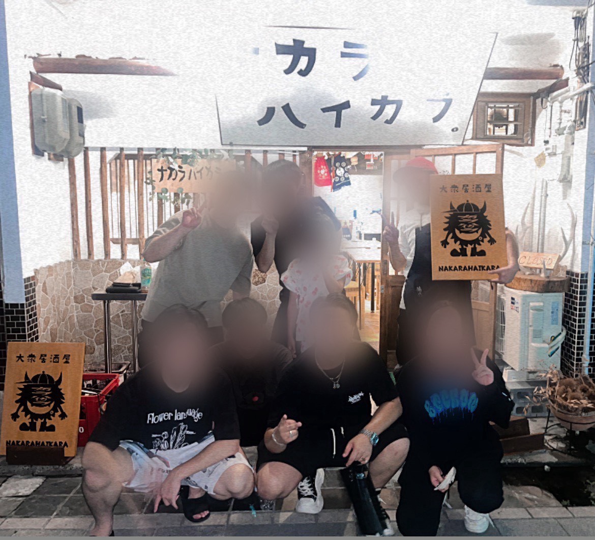 ナカラハイカラの店先に集まった、この日の記念集合写真