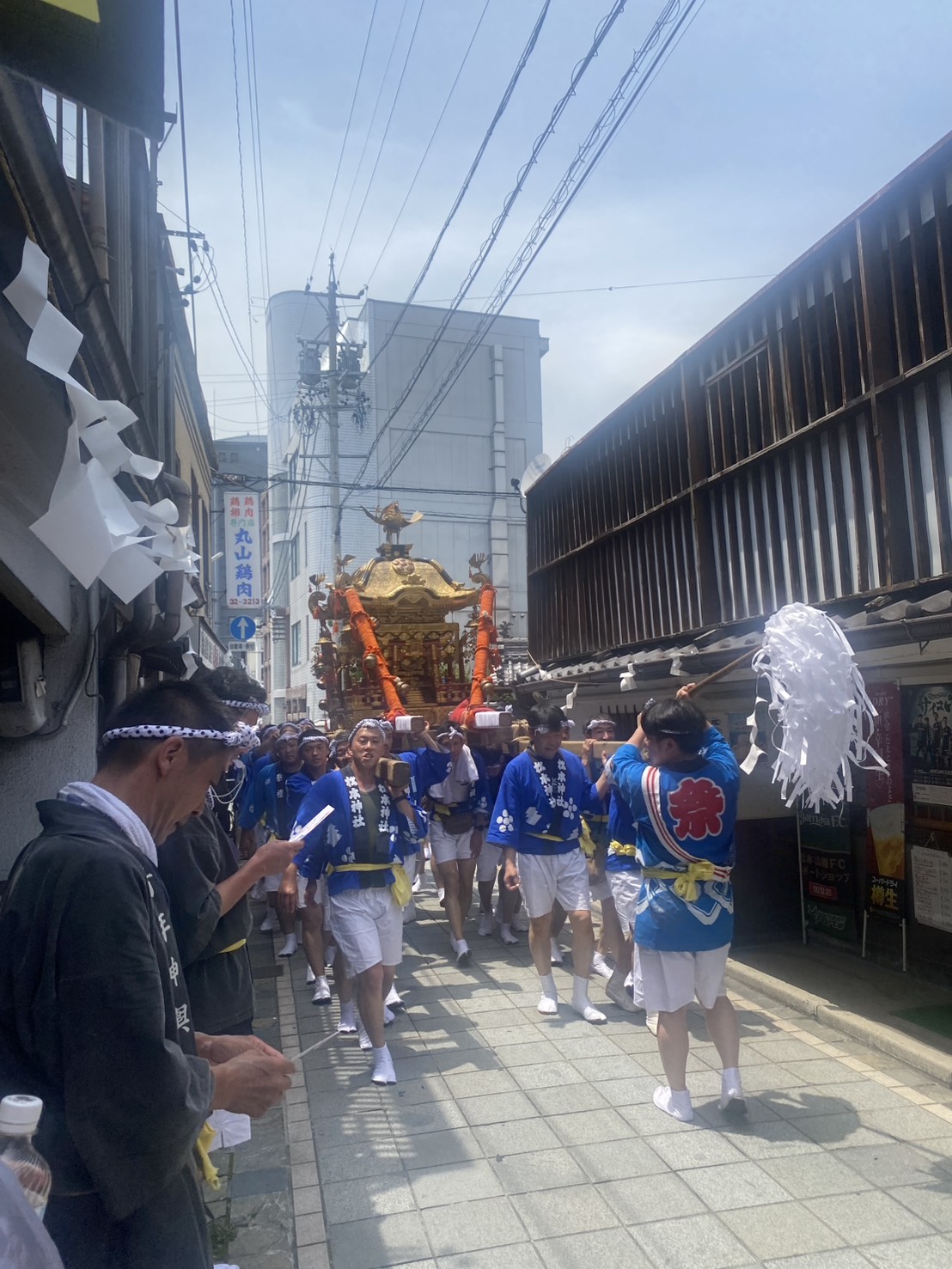 上土通りを進む、金色に輝く神輿