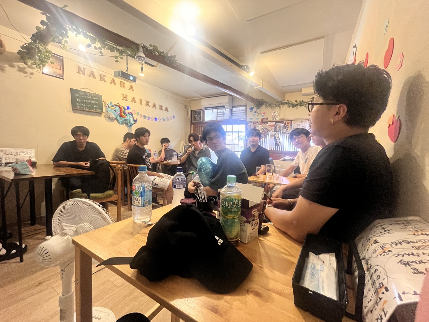 ナカラハイカラの店内で、飲み物を片手にゆっくりと過ごす時間